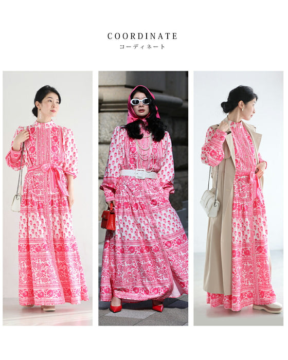 鮮やかなピンクが広がるスカーフ柄ロングワンピース（紐リボン付き）