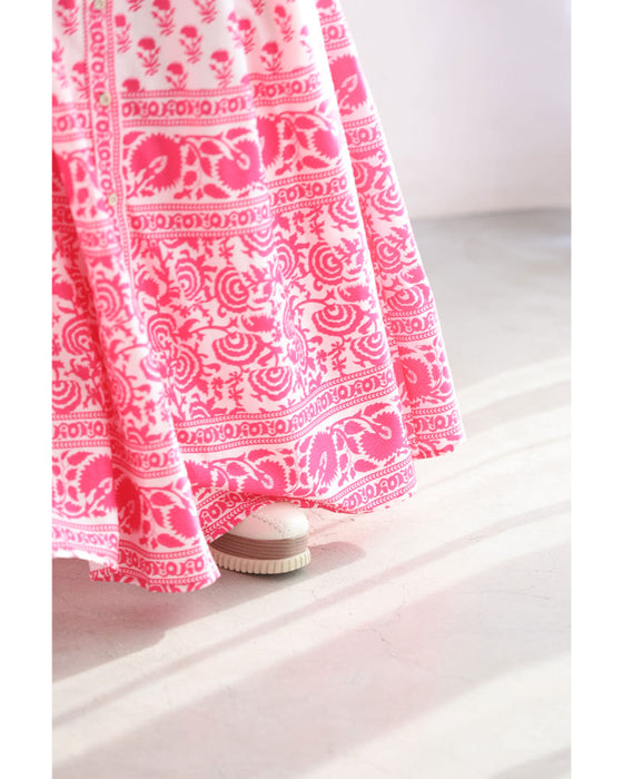 鮮やかなピンクが広がるスカーフ柄ロングワンピース（紐リボン付き）