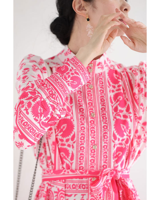 鮮やかなピンクが広がるスカーフ柄ロングワンピース（紐リボン付き）