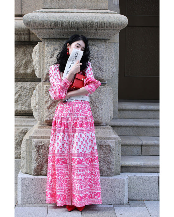 鮮やかなピンクが広がるスカーフ柄ロングワンピース（紐リボン付き）