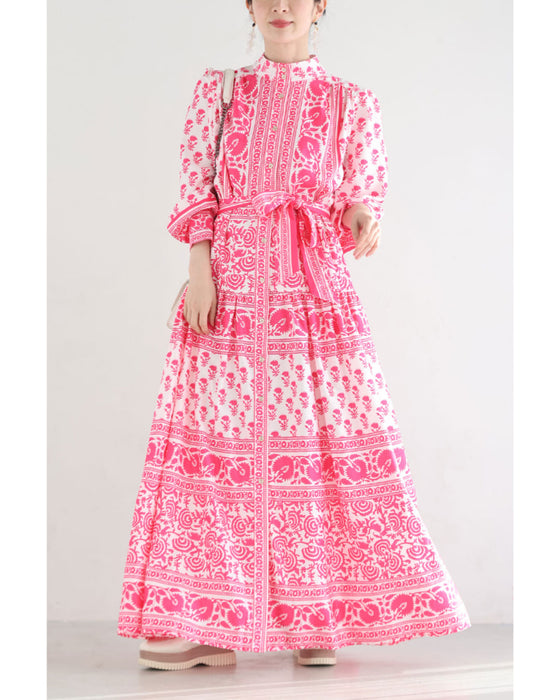 鮮やかなピンクが広がるスカーフ柄ロングワンピース（紐リボン付き）