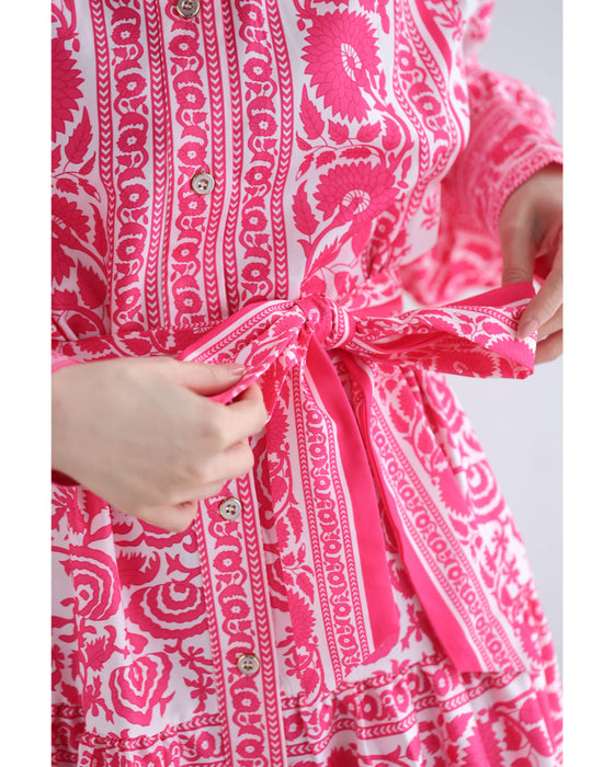 鮮やかなピンクが広がるスカーフ柄ロングワンピース（紐リボン付き）