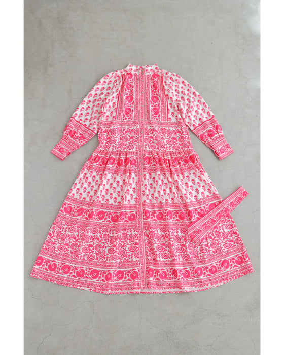 鮮やかなピンクが広がるスカーフ柄ロングワンピース（紐リボン付き）