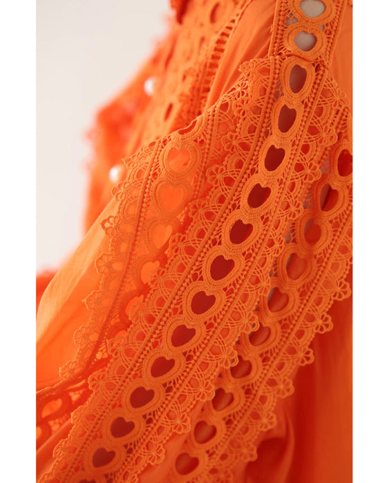 太陽に映えるオレンジのふんわりレースミディアムワンピース（リボン付き）