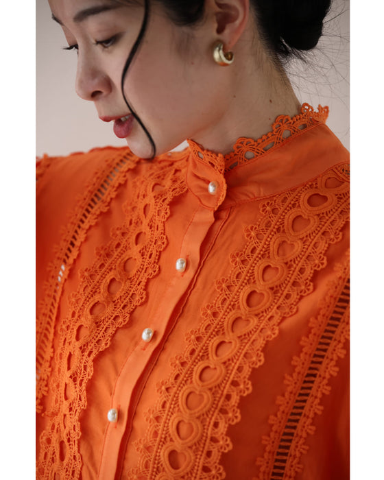 太陽に映えるオレンジのふんわりレースミディアムワンピース（リボン付き）