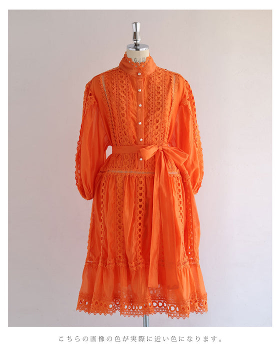 太陽に映えるオレンジのふんわりレースミディアムワンピース（リボン付き）
