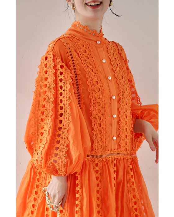 太陽に映えるオレンジのふんわりレースミディアムワンピース（リボン付き）