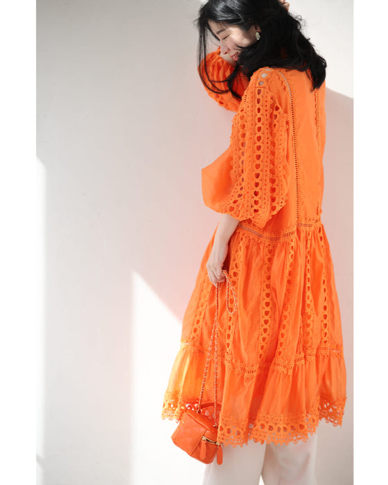 太陽に映えるオレンジのふんわりレースミディアムワンピース（リボン付き）