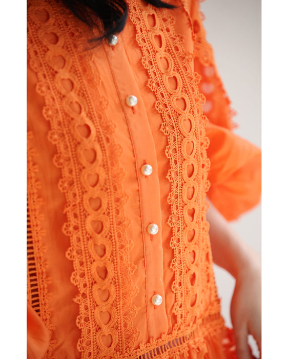 太陽に映えるオレンジのふんわりレースミディアムワンピース（リボン付き）