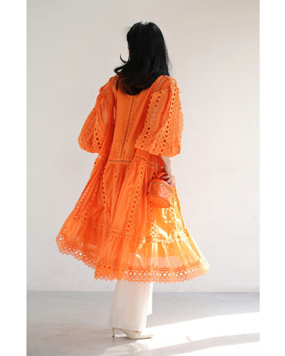 太陽に映えるオレンジのふんわりレースミディアムワンピース（リボン付き）