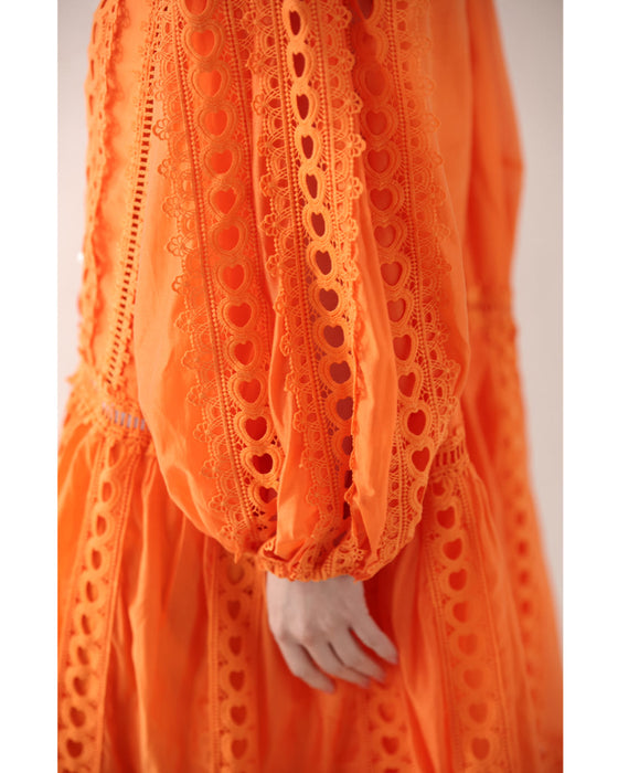 太陽に映えるオレンジのふんわりレースミディアムワンピース（リボン付き）