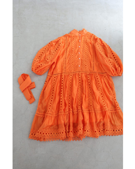 太陽に映えるオレンジのふんわりレースミディアムワンピース（リボン付き）