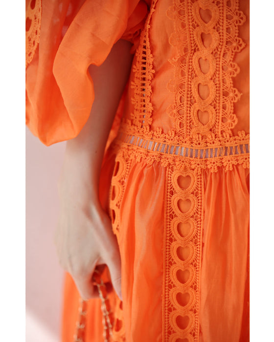 太陽に映えるオレンジのふんわりレースミディアムワンピース（リボン付き）