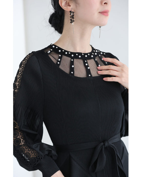 パール輝くデコルテのたゆたうアコーディオンプリーツミディアムワンピース（紐リボン付き）