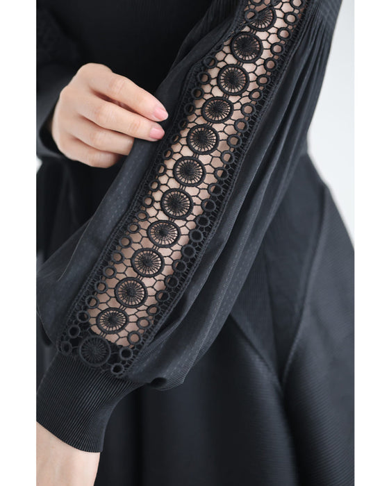 パール輝くデコルテのたゆたうアコーディオンプリーツミディアムワンピース（紐リボン付き）