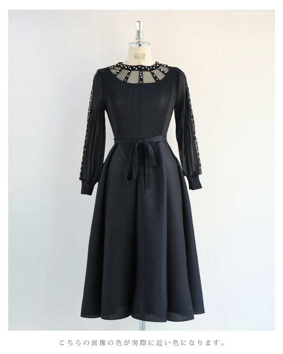 パール輝くデコルテのたゆたうアコーディオンプリーツミディアムワンピース（紐リボン付き）