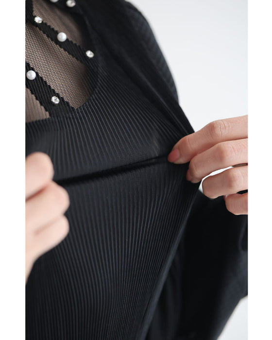 パール輝くデコルテのたゆたうアコーディオンプリーツミディアムワンピース（紐リボン付き）