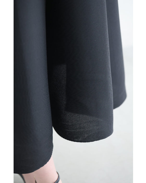 パール輝くデコルテのたゆたうアコーディオンプリーツミディアムワンピース（紐リボン付き）