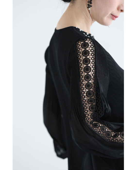 パール輝くデコルテのたゆたうアコーディオンプリーツミディアムワンピース（紐リボン付き）