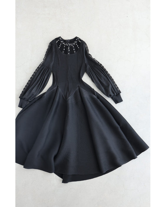 パール輝くデコルテのたゆたうアコーディオンプリーツミディアムワンピース（紐リボン付き）