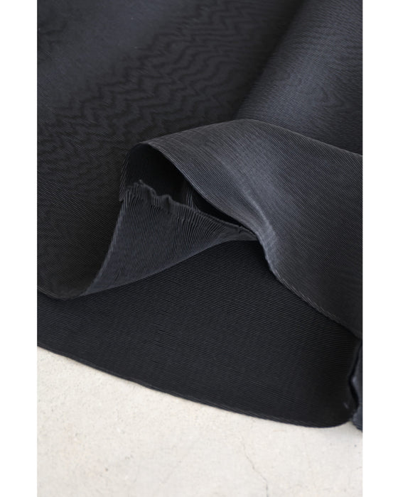 パール輝くデコルテのたゆたうアコーディオンプリーツミディアムワンピース（紐リボン付き）