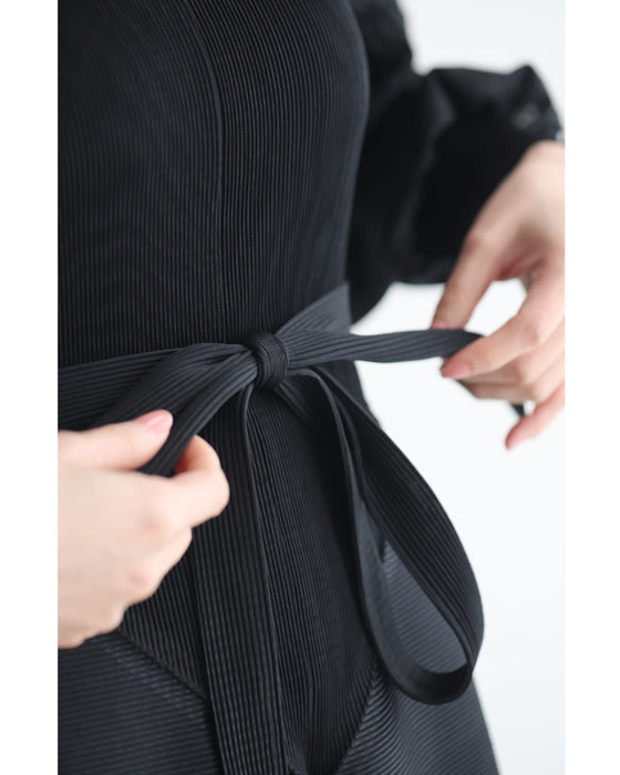 パール輝くデコルテのたゆたうアコーディオンプリーツミディアムワンピース（紐リボン付き）