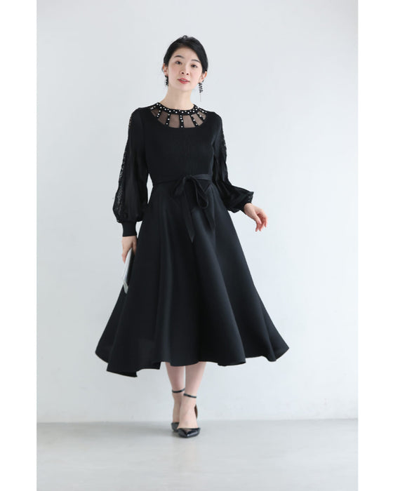 パール輝くデコルテのたゆたうアコーディオンプリーツミディアムワンピース（紐リボン付き）