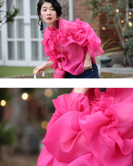 一輪のバラを抱く流れるフリルのシアーブラウストップス