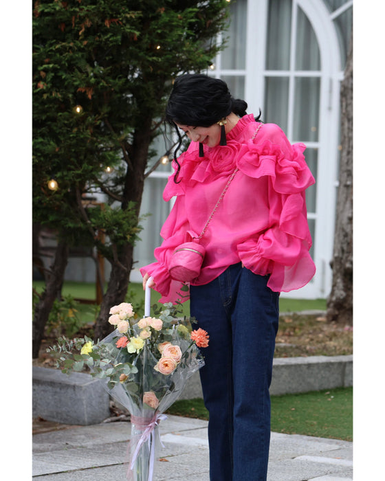 一輪のバラを抱く流れるフリルのシアーブラウストップス