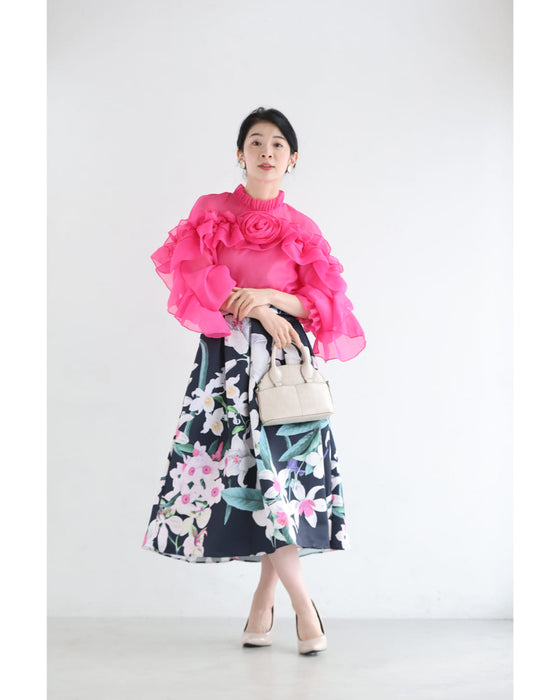 一輪のバラを抱く流れるフリルのシアーブラウストップス