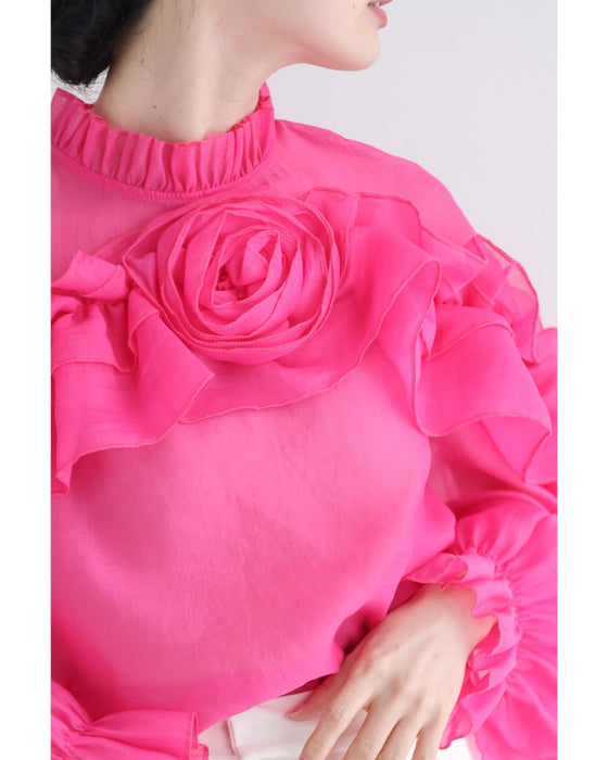 一輪のバラを抱く流れるフリルのシアーブラウストップス