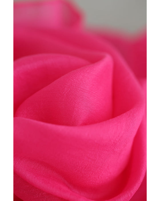 一輪のバラを抱く流れるフリルのシアーブラウストップス