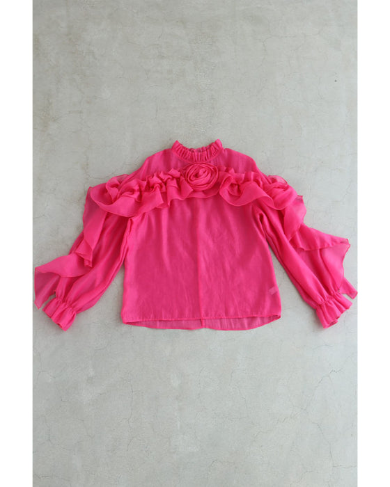 一輪のバラを抱く流れるフリルのシアーブラウストップス