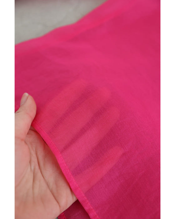 一輪のバラを抱く流れるフリルのシアーブラウストップス