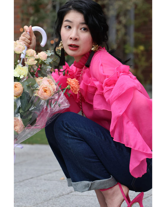 一輪のバラを抱く流れるフリルのシアーブラウストップス