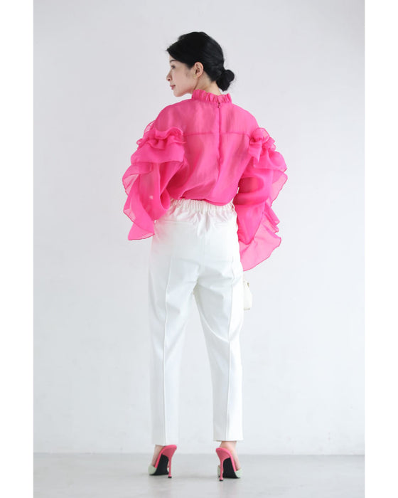 一輪のバラを抱く流れるフリルのシアーブラウストップス