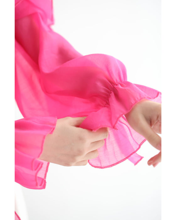 一輪のバラを抱く流れるフリルのシアーブラウストップス