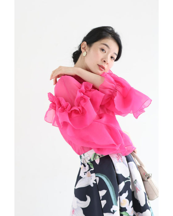 一輪のバラを抱く流れるフリルのシアーブラウストップス