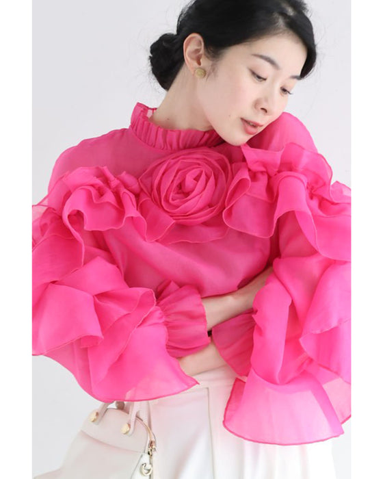 一輪のバラを抱く流れるフリルのシアーブラウストップス