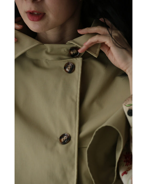 ゆるやかなカーブシルエットのモモンガショートトレンチコート