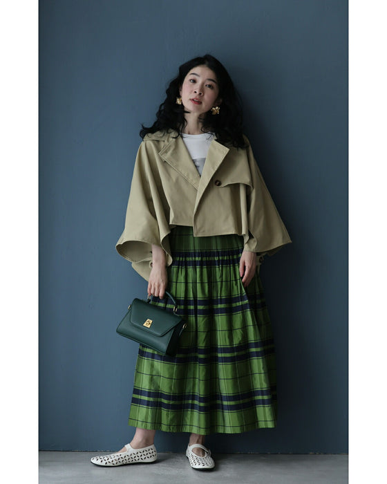 ゆるやかなカーブシルエットのモモンガショートトレンチコート