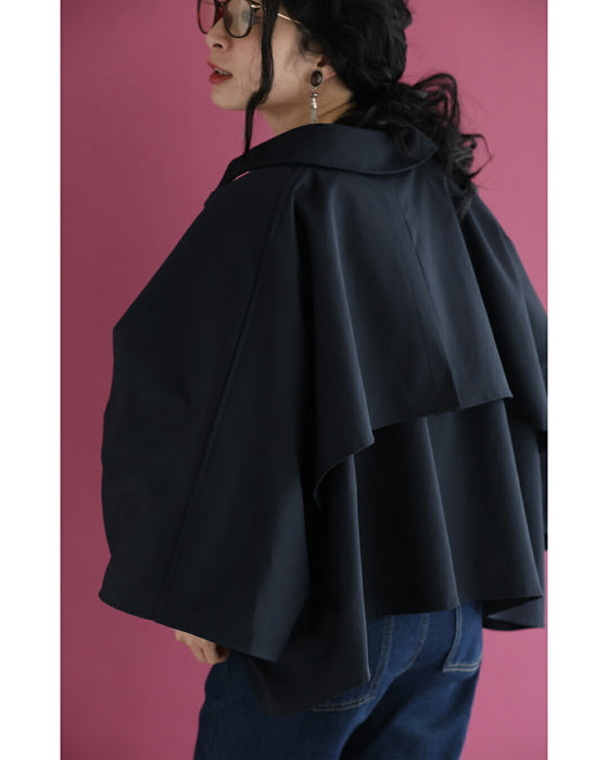 ゆるやかなカーブシルエットのモモンガショートトレンチコート