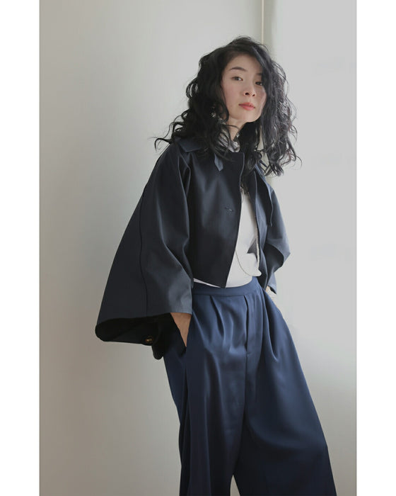 ゆるやかなカーブシルエットのモモンガショートトレンチコート