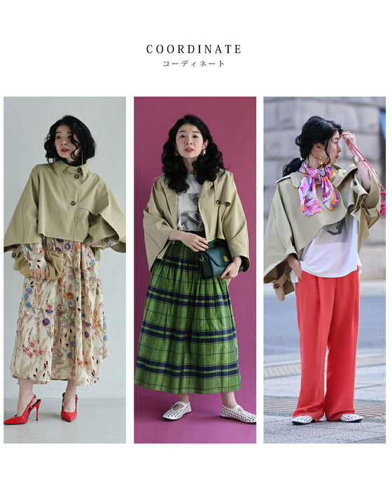 ゆるやかなカーブシルエットのモモンガショートトレンチコート