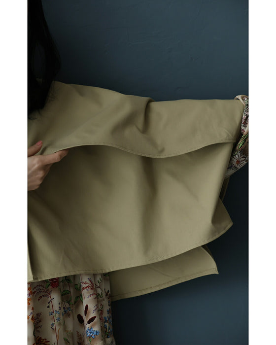 ゆるやかなカーブシルエットのモモンガショートトレンチコート