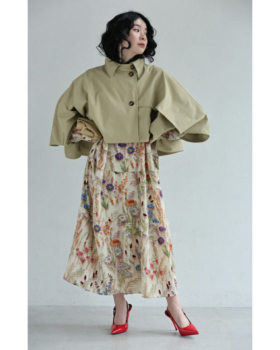 ゆるやかなカーブシルエットのモモンガショートトレンチコート