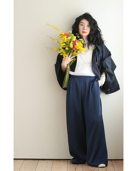 ゆるやかなカーブシルエットのモモンガショートトレンチコート