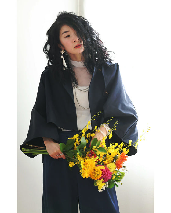 ゆるやかなカーブシルエットのモモンガショートトレンチコート