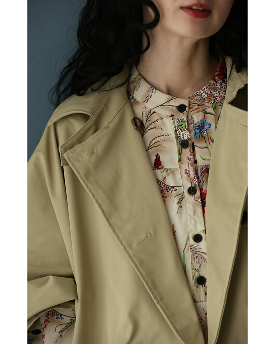 ゆるやかなカーブシルエットのモモンガショートトレンチコート