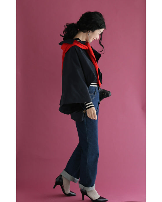 ゆるやかなカーブシルエットのモモンガショートトレンチコート